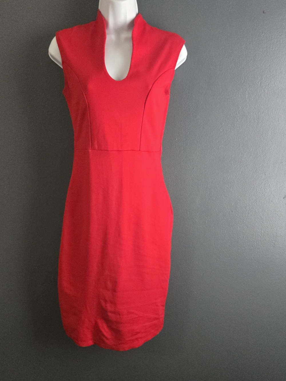 Roller Coster Red Sleeveless Sheath Dress with Keyhole Neckline M